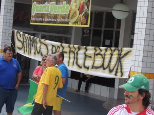 Dezenas de itapoaenses se reuniram em manifestacao neste domingo, 13-03 - 07
