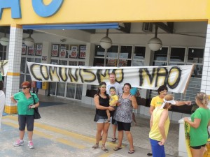 Dezenas de itapoaenses se reuniram em manifestacao neste domingo, 13-03 - 08