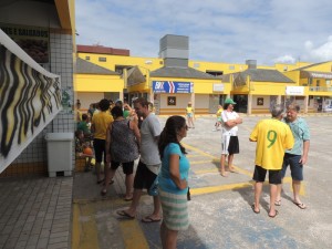 Dezenas de itapoaenses se reuniram em manifestacao neste domingo, 13-03 - 10