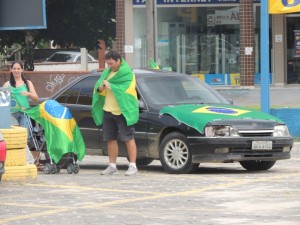 Dezenas de itapoaenses se reuniram em manifestacao neste domingo, 13-03 - 11