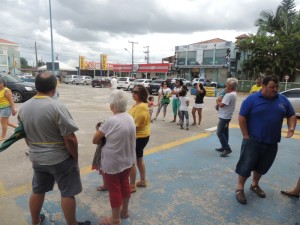 Dezenas de itapoaenses se reuniram em manifestacao neste domingo, 13-03 - 12