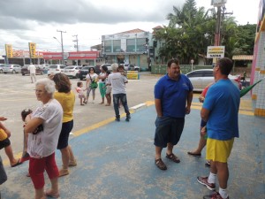 Dezenas de itapoaenses se reuniram em manifestacao neste domingo, 13-03 - 13