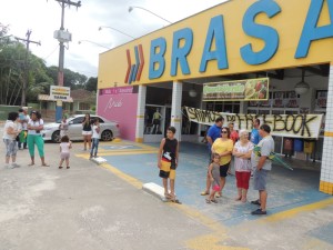 Dezenas de itapoaenses se reuniram em manifestacao neste domingo, 13-03 - 15