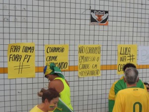 Dezenas de itapoaenses se reuniram em manifestacao neste domingo, 13-03 - 17