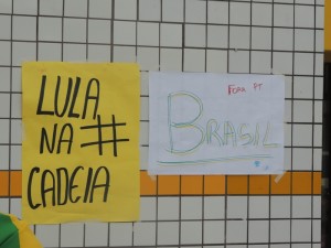 Dezenas de itapoaenses se reuniram em manifestacao neste domingo, 13-03 - 18