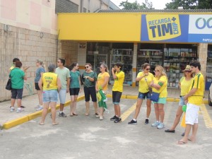 Dezenas de itapoaenses se reuniram em manifestacao neste domingo, 13-03 - 19
