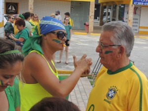 Dezenas de itapoaenses se reuniram em manifestacao neste domingo, 13-03 - 20