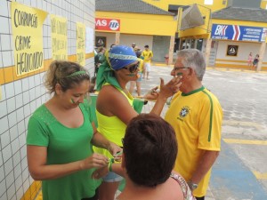 Dezenas de itapoaenses se reuniram em manifestacao neste domingo, 13-03 - 21