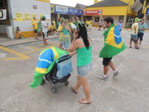 Dezenas de itapoaenses se reuniram em manifestacao neste domingo, 13-03 - 22