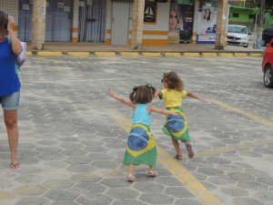 Dezenas de itapoaenses se reuniram em manifestacao neste domingo, 13-03 - 23
