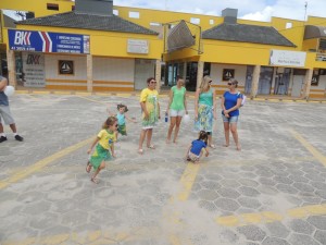 Dezenas de itapoaenses se reuniram em manifestacao neste domingo, 13-03 - 24