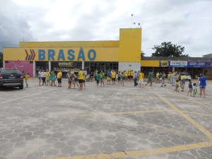 Dezenas de itapoaenses se reuniram em manifestacao neste domingo, 13-03 - 25