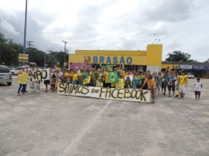 Dezenas de itapoaenses se reuniram em manifestacao neste domingo, 13-03 - 27