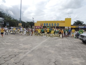 Dezenas de itapoaenses se reuniram em manifestacao neste domingo, 13-03 - 32