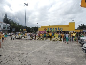 Dezenas de itapoaenses se reuniram em manifestacao neste domingo, 13-03 - 37