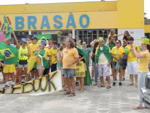 Dezenas de itapoaenses se reuniram em manifestacao neste domingo, 13-03 - 39