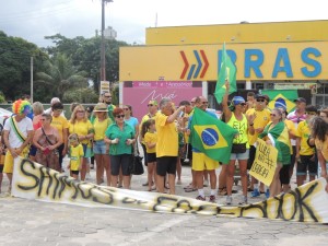 Dezenas de itapoaenses se reuniram em manifestacao neste domingo, 13-03 - 40