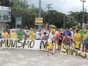 Dezenas de itapoaenses se reuniram em manifestacao neste domingo, 13-03 - 41