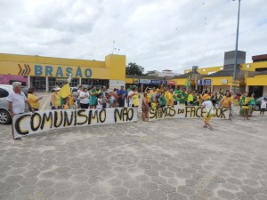 Dezenas de itapoaenses se reuniram em manifestacao neste domingo, 13-03 - 44