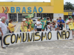 Dezenas de itapoaenses se reuniram em manifestacao neste domingo, 13-03 - 45