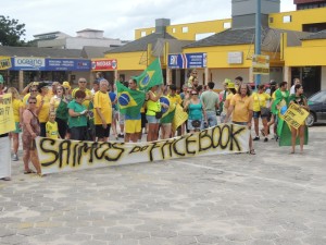 Dezenas de itapoaenses se reuniram em manifestacao neste domingo, 13-03 - 46