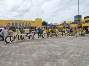 Dezenas de itapoaenses se reuniram em manifestacao neste domingo, 13-03 - 47