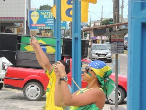 Dezenas de itapoaenses se reuniram em manifestacao neste domingo, 13-03 - 49