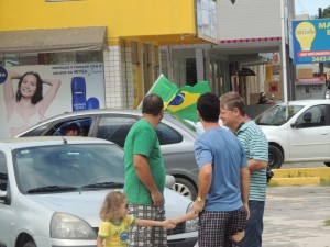Dezenas de itapoaenses se reuniram em manifestacao neste domingo, 13-03 - 51