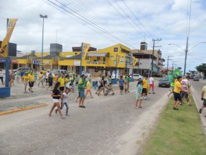 Dezenas de itapoaenses se reuniram em manifestacao neste domingo, 13-03 - 52