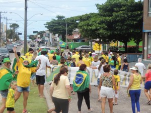 Dezenas de itapoaenses se reuniram em manifestacao neste domingo, 13-03 - 54