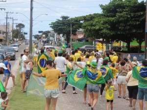 Dezenas de itapoaenses se reuniram em manifestacao neste domingo, 13-03 - 55