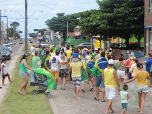 Dezenas de itapoaenses se reuniram em manifestacao neste domingo, 13-03 - 56