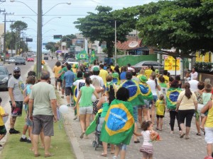 Dezenas de itapoaenses se reuniram em manifestacao neste domingo, 13-03 - 57