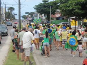 Dezenas de itapoaenses se reuniram em manifestacao neste domingo, 13-03 - 58