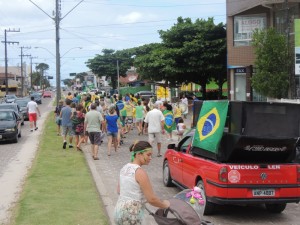 Dezenas de itapoaenses se reuniram em manifestacao neste domingo, 13-03 - 59