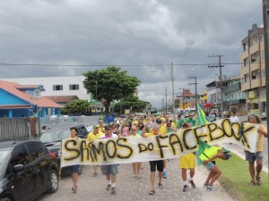 Dezenas de itapoaenses se reuniram em manifestacao neste domingo, 13-03 - 60