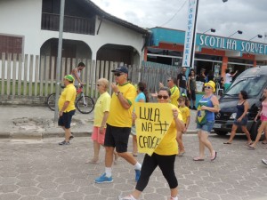 Dezenas de itapoaenses se reuniram em manifestacao neste domingo, 13-03 - 62