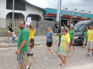 Dezenas de itapoaenses se reuniram em manifestacao neste domingo, 13-03 - 66