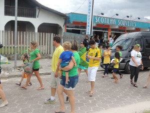 Dezenas de itapoaenses se reuniram em manifestacao neste domingo, 13-03 - 67