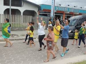 Dezenas de itapoaenses se reuniram em manifestacao neste domingo, 13-03 - 68