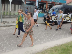 Dezenas de itapoaenses se reuniram em manifestacao neste domingo, 13-03 - 69