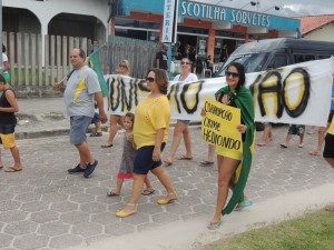 Dezenas de itapoaenses se reuniram em manifestacao neste domingo, 13-03 - 71