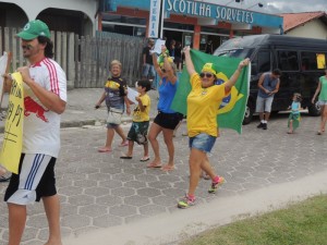Dezenas de itapoaenses se reuniram em manifestacao neste domingo, 13-03 - 72