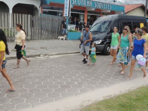 Dezenas de itapoaenses se reuniram em manifestacao neste domingo, 13-03 - 73