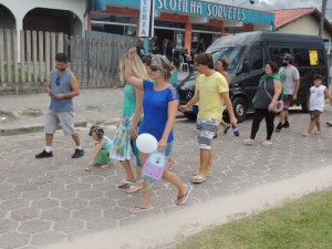 Dezenas de itapoaenses se reuniram em manifestacao neste domingo, 13-03 - 74