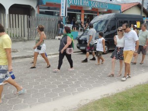 Dezenas de itapoaenses se reuniram em manifestacao neste domingo, 13-03 - 75