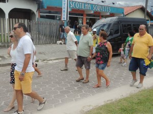 Dezenas de itapoaenses se reuniram em manifestacao neste domingo, 13-03 - 76
