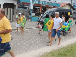 Dezenas de itapoaenses se reuniram em manifestacao neste domingo, 13-03 - 78