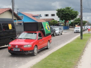 Dezenas de itapoaenses se reuniram em manifestacao neste domingo, 13-03 - 79