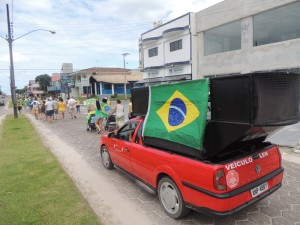 Dezenas de itapoaenses se reuniram em manifestacao neste domingo, 13-03 - 81